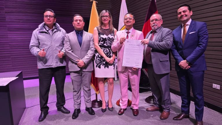 UMET y el CONADIS firmaron un acuerdo simbólico en Quito
