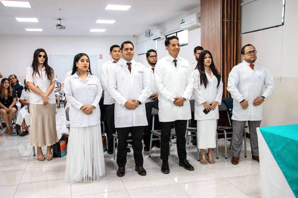 Imposición de mandil de la I cohorte de la carrera de Optometría